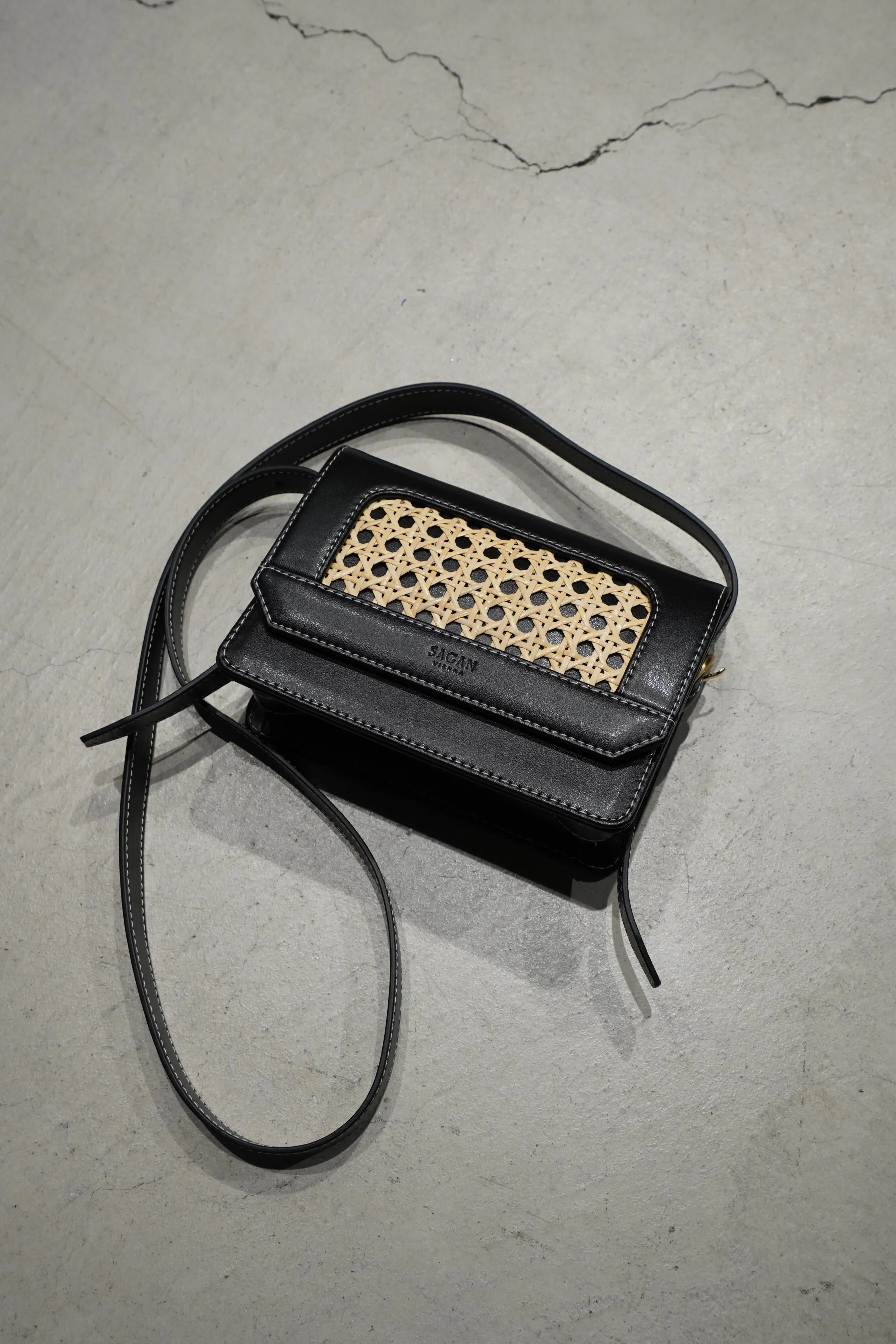 SAGAN VIENNA VIENNA CROSS BODY BAG S (BLACK-WHITE STITCH)