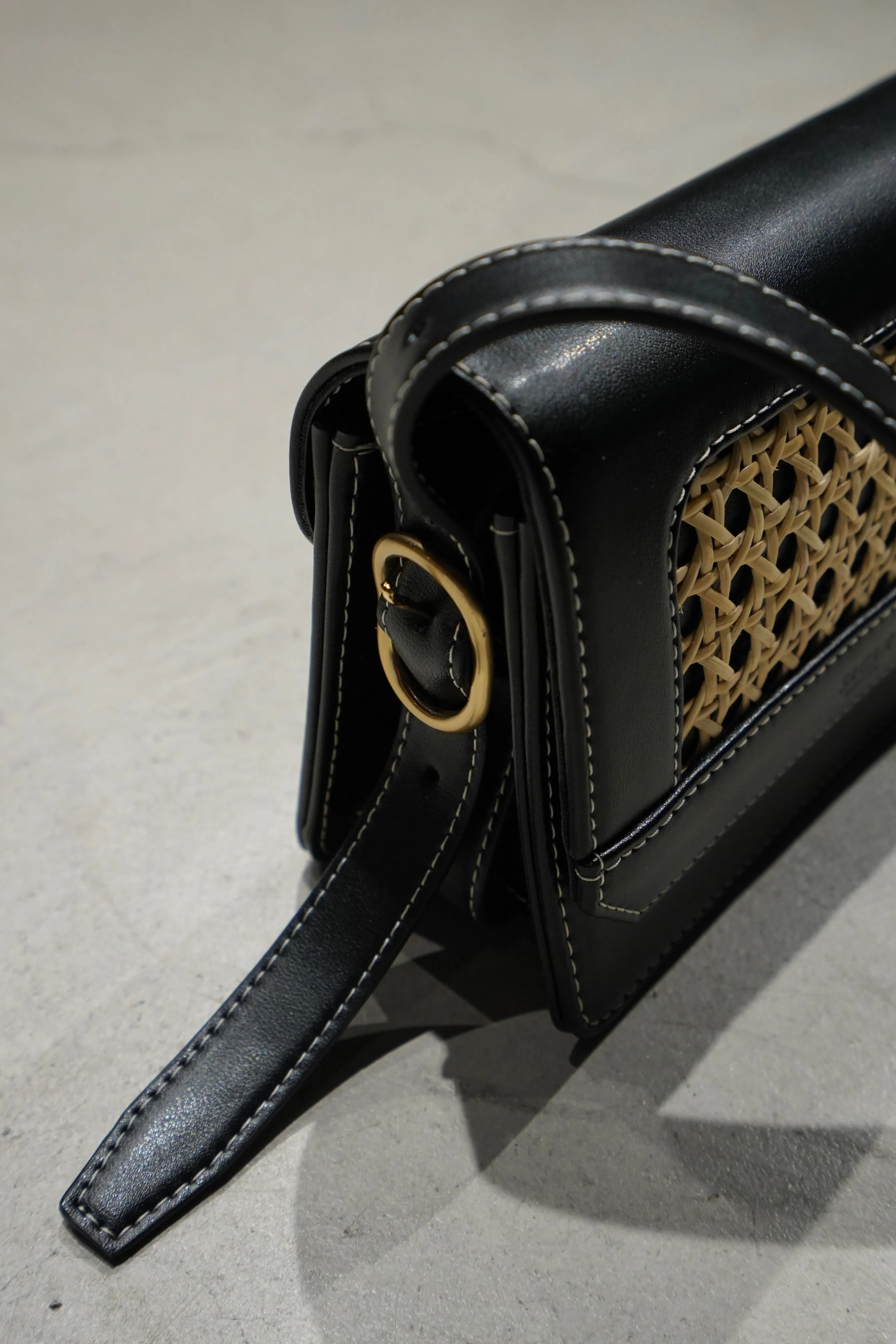 SAGAN VIENNA VIENNA CROSS BODY BAG S (BLACK-WHITE STITCH)