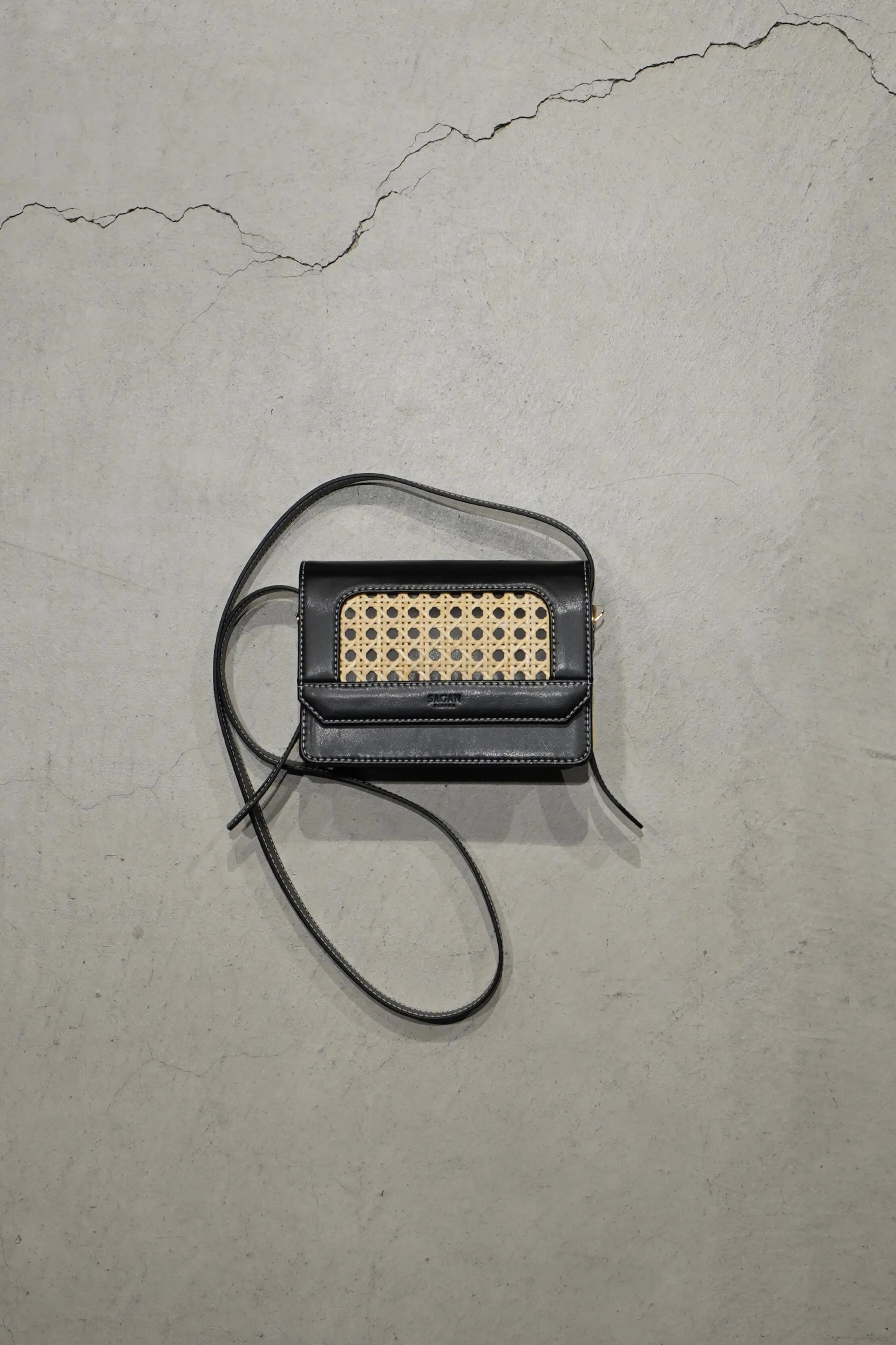 SAGAN VIENNA VIENNA CROSS BODY BAG S (BLACK-WHITE STITCH)