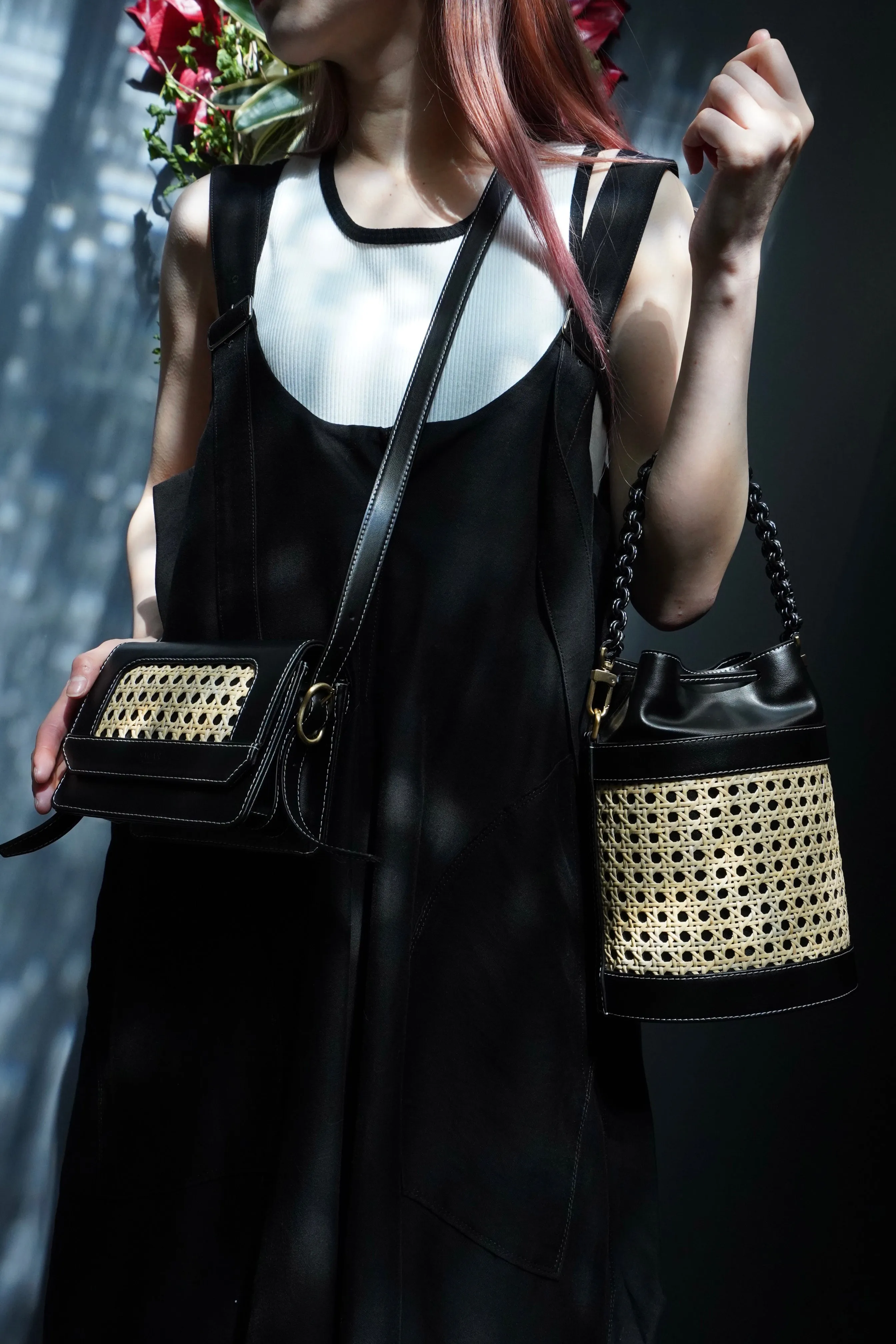 SAGAN VIENNA VIENNA CROSS BODY BAG S (BLACK-WHITE STITCH)