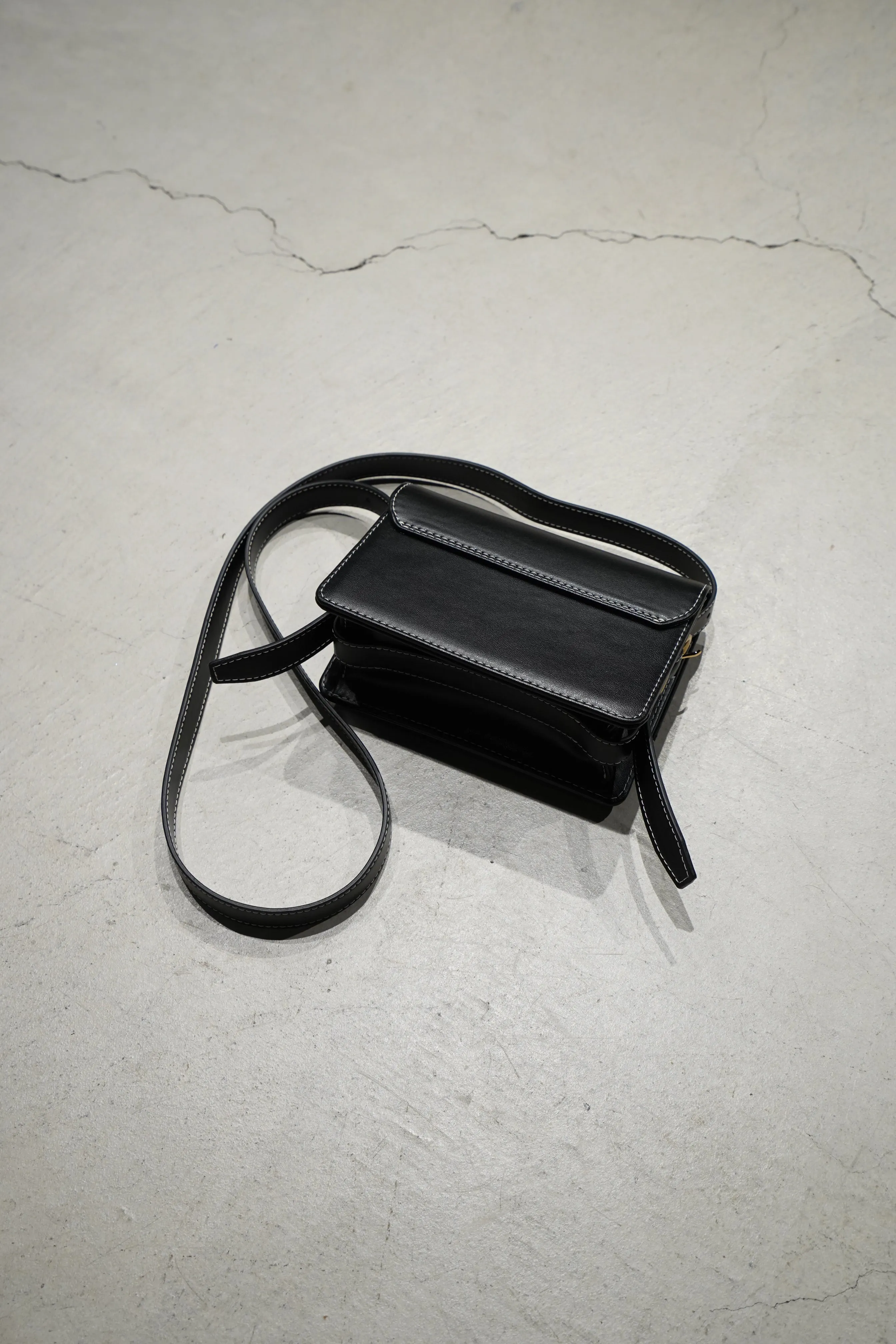 SAGAN VIENNA VIENNA CROSS BODY BAG S (BLACK-WHITE STITCH)