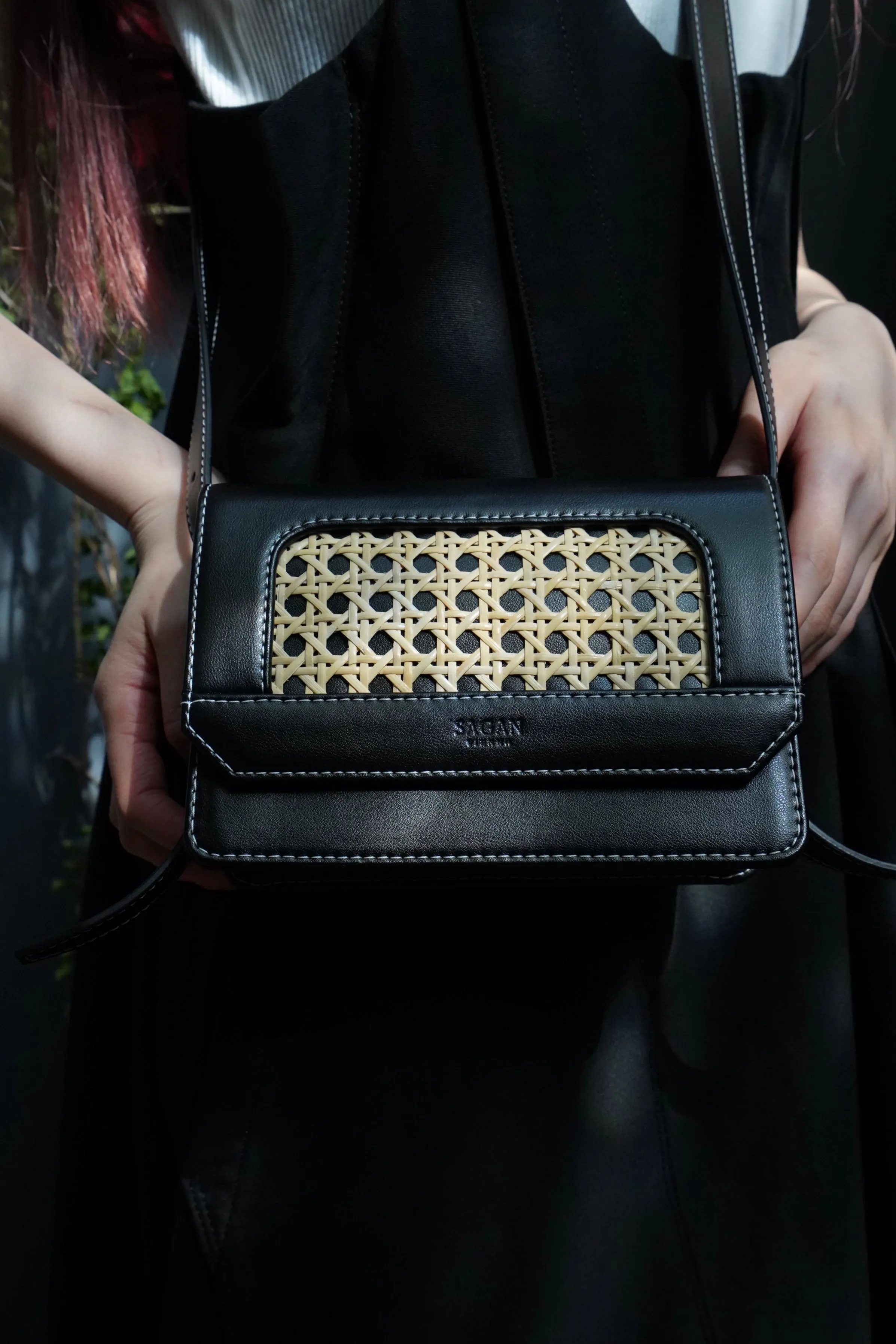 SAGAN VIENNA VIENNA CROSS BODY BAG S (BLACK-WHITE STITCH)