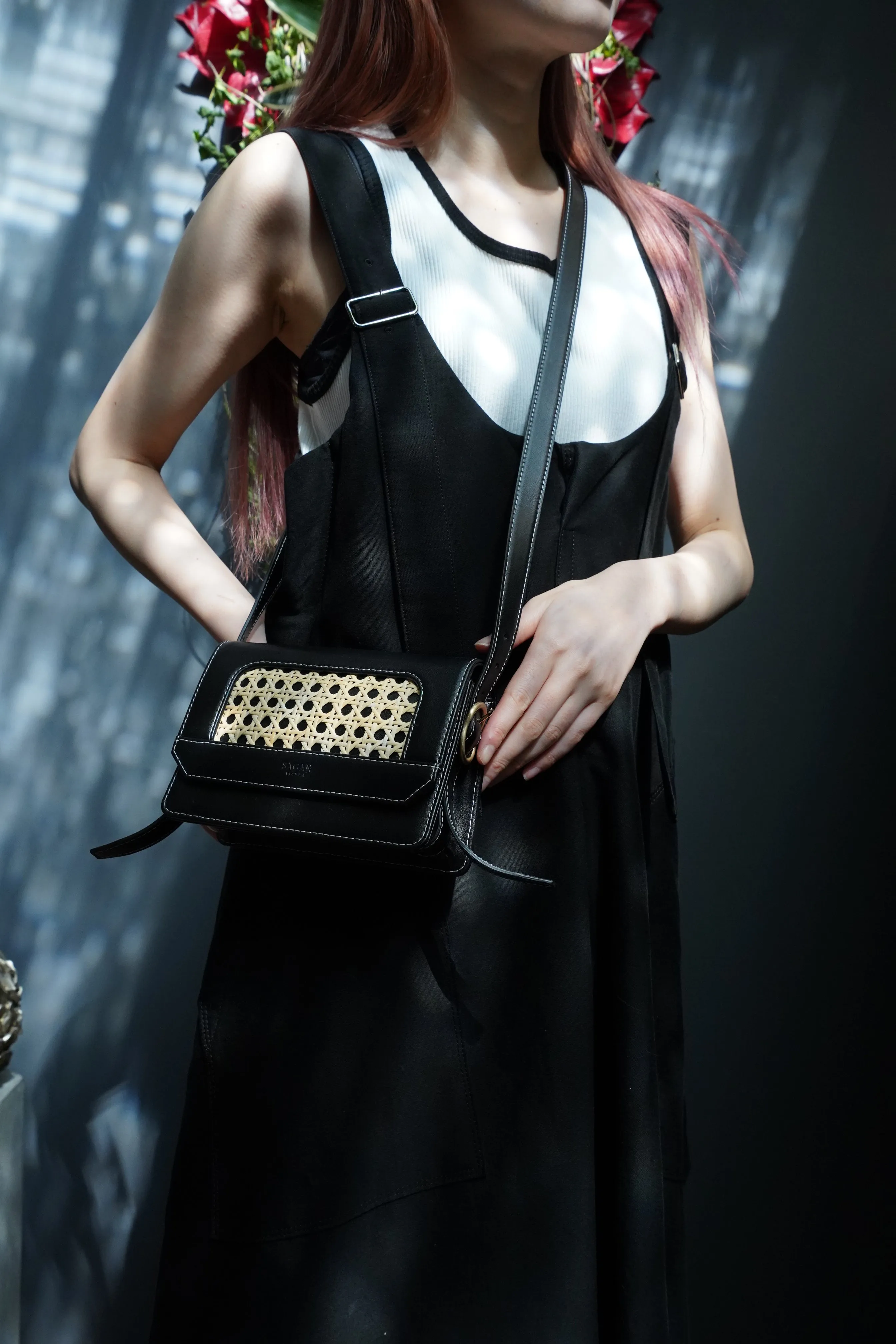 SAGAN VIENNA VIENNA CROSS BODY BAG S (BLACK-WHITE STITCH)