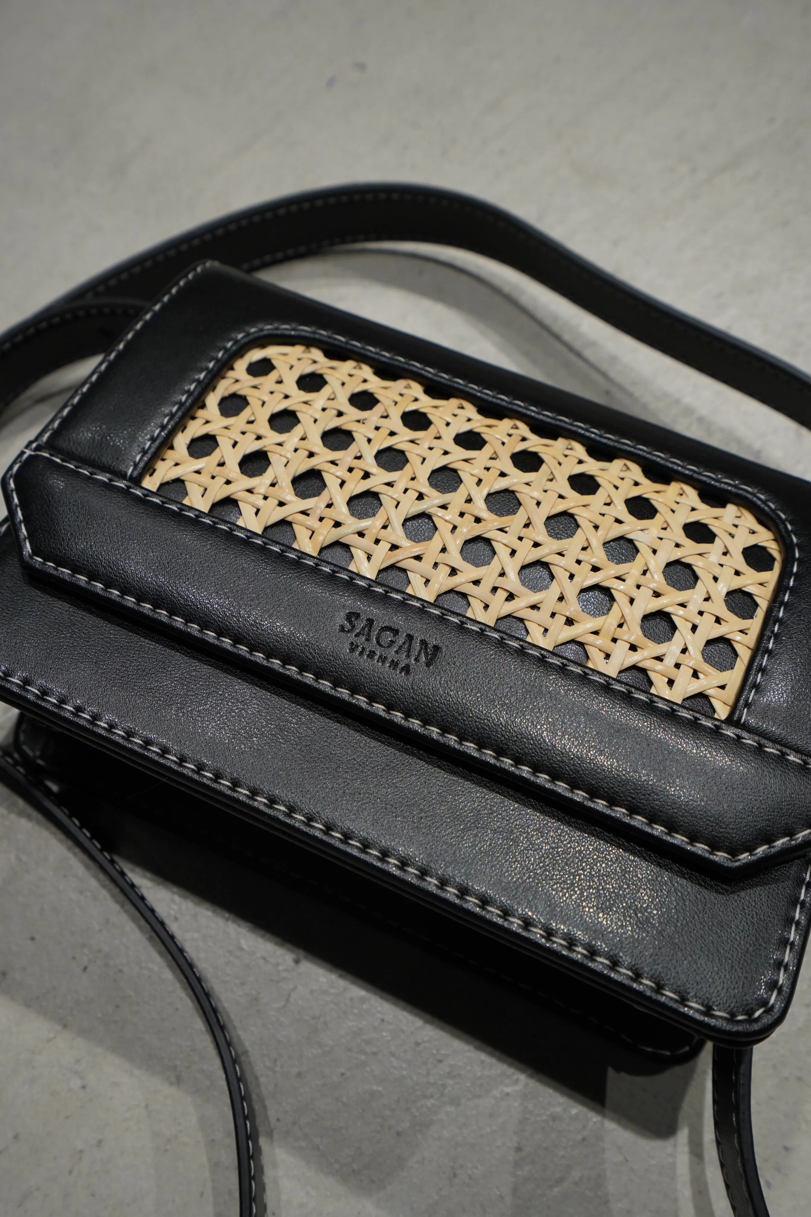 SAGAN VIENNA VIENNA CROSS BODY BAG S (BLACK-WHITE STITCH)